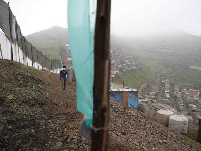 "Zid srama" u Limi (Foto: EPA-EFE/Paolo Aguilar) - 