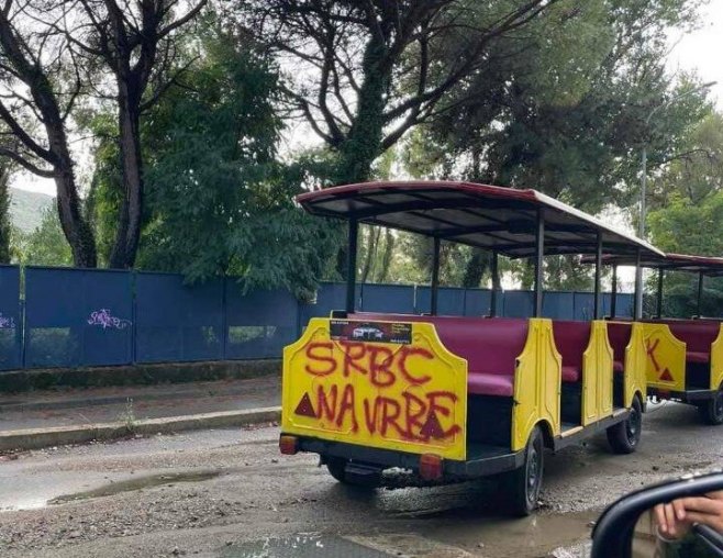 Podgorica - natpis na turističkom voziću u Herceg Novom - Foto: SRNA