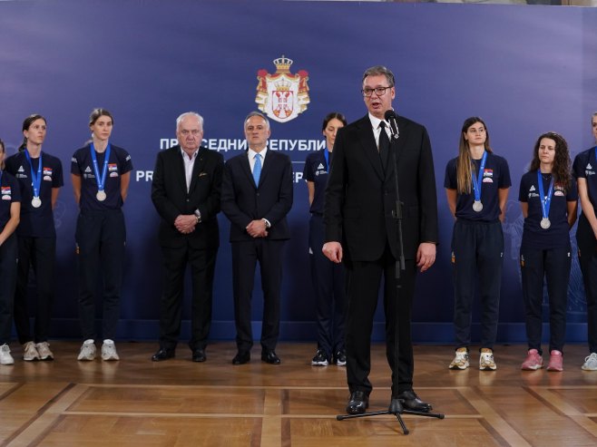 Aleksandar Vučić sa ženskom odbojkaškom reprezentacijom (Foto: TANJUG/ JADRANKA ILIĆ/bg) Aleksandar Vučić sa ženskom odbojkaškom reprezentacijom (Foto: TANJUG/ JADRANKA ILIĆ/bg) -