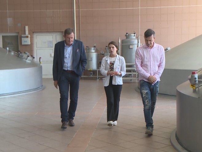 Vojin Mitrović u posjeti Banjalučkoj pivari Vojin Mitrović u posjeti Banjalučkoj pivari - Foto: RTRS