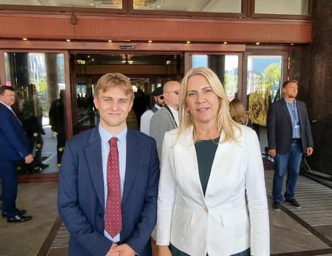 Željka Cvijanović sa studentom Nikolajem (Foto: instagram.com/zeljka.cvijanovic) - 