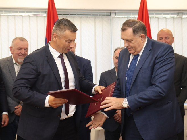 Potpisan sporazum  (Foto:ZIPAPHOTO/Borislav Zdrinja) - 