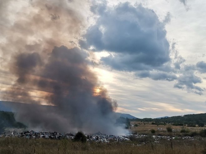 Drvar - požar na gradskoj deponiji Drvar - požar na gradskoj deponiji - Foto: SRNA