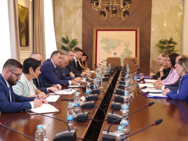 Dodik sa rukovodstvom Republičke organizacije porodica zarobljenih, poginulih boraca i nestalih civila Srpske Dodik sa rukovodstvom Republičke organizacije porodica zarobljenih, poginulih boraca i nestalih civila Srpske - Foto: Ustupljena fotografija
