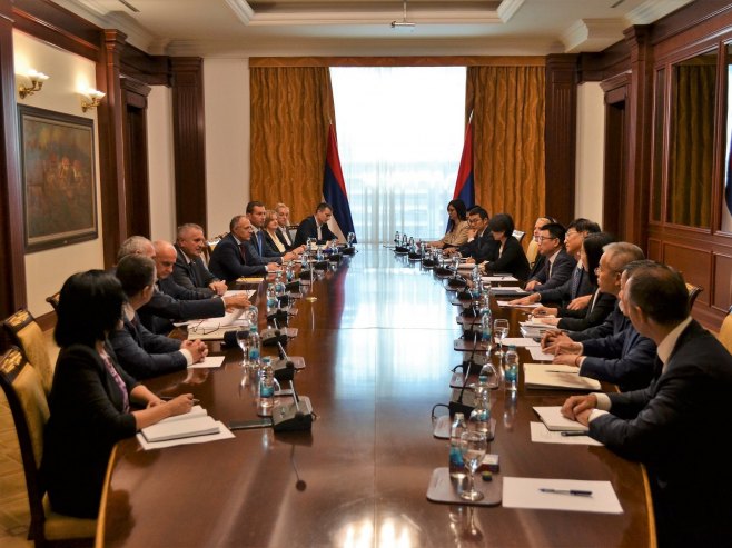 Višković sa predstavnicima kineskih kompanija Sinošur i Avik (Foto: Vlada Srpske) Višković sa predstavnicima kineskih kompanija Sinošur i Avik (Foto: Vlada Srpske) -