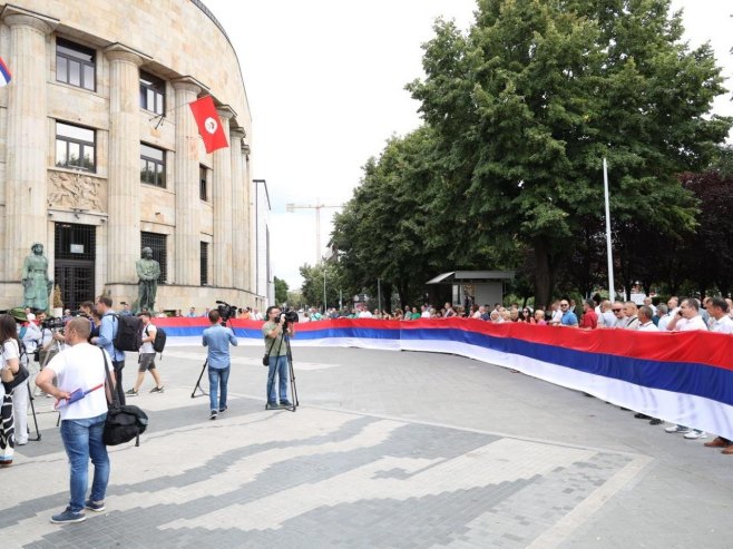 Zastava ispred Palate Republike Srpske - Foto: Ustupljena fotografija