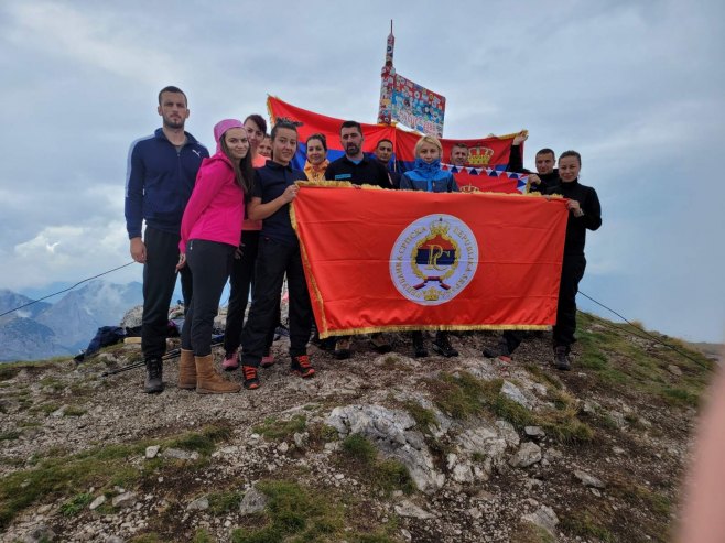 Pripadnici RUCZ razvili srpske zastave na Magliću Pripadnici RUCZ razvili srpske zastave na Magliću - Foto: Ustupljena fotografija