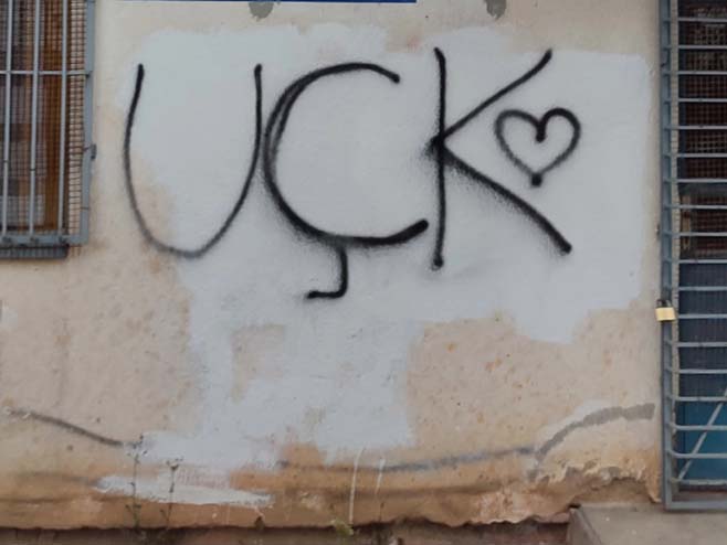 Grafiti koji veličaju terorističku OVK u selu Batuse
