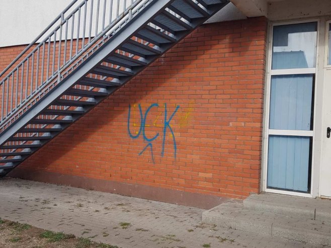 Grafit "UČK" na školi u Klokotu (Foto: TANJUG/KANCELARIJA ZA KiM) - 