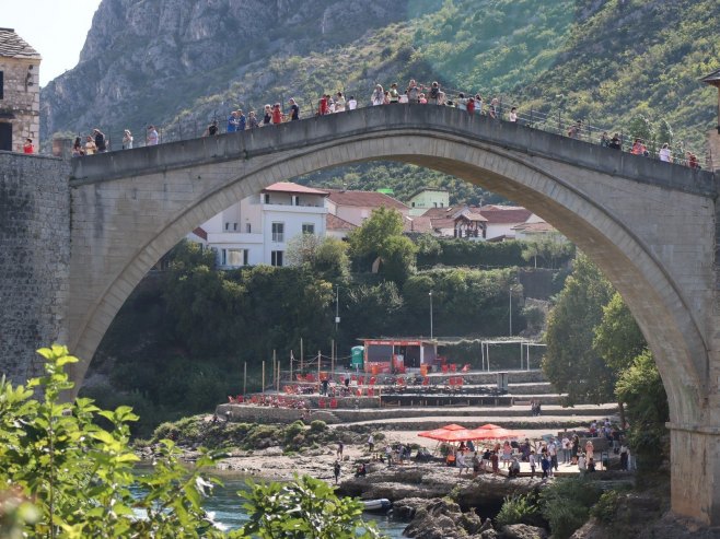 Počasni skok sa Starog mosta za Dodika i patrijarha Porfirija (FOTO/VIDEO)