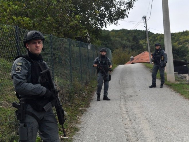 tzv. kosovska policija (foto:EPA-EFE/GEORGI LICOVSKI) - 