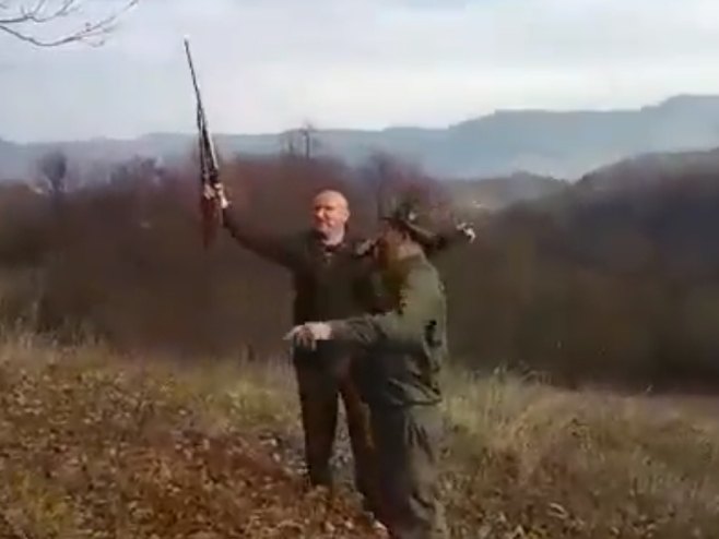 Policijskog komandira PS Maglaj ponijela pjesma, pa zapucao iz puške (VIDEO)