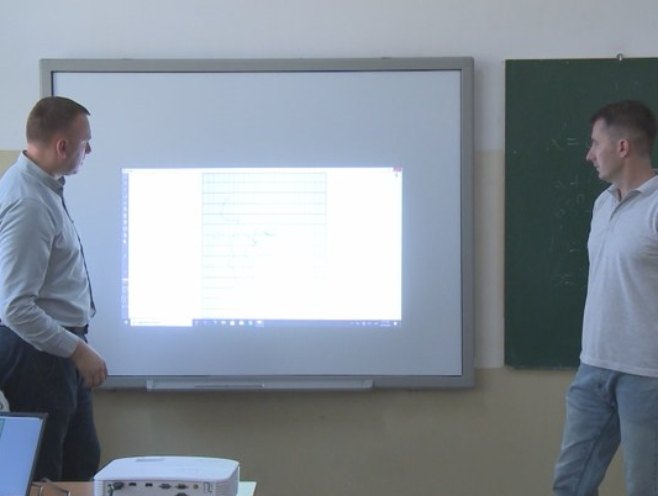 Slikarka Natalija Cimeša organizovala akciju "Јedna slika - jedna pametna tabla u školi" (VIDEO)