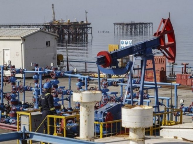 Naftna platforma (foto: EPA-EFE/MAXIM SHIPENKOV) - 