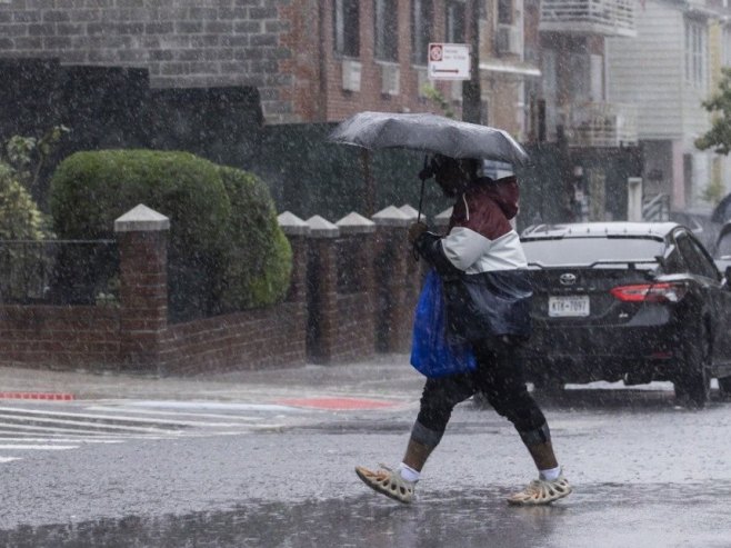 Јaka kiša u Njujorku (Foto: EPA/JUSTIN LANE) - 
