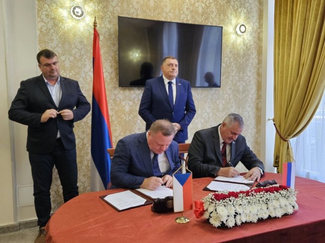 Potpisivanje memoranduma sa predstavnicima češke kompanije "Eko-investment". - Foto: RTRS