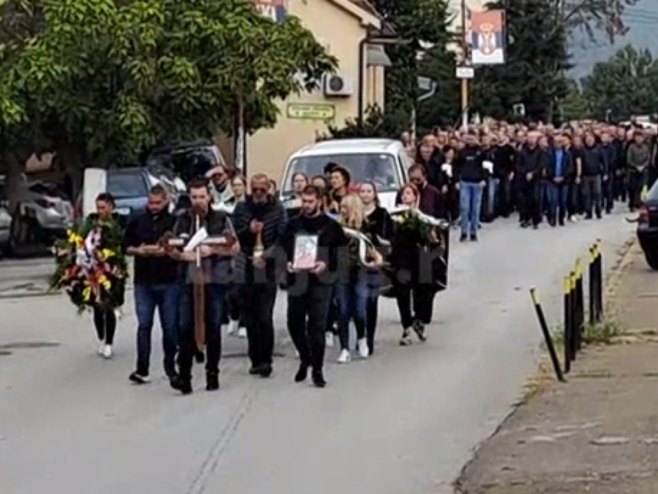 Kolona ljudi ispratila povorku sa tijelom stradalog Stefana Nedeljkovića
