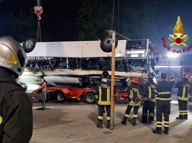 Venecija - nesreća autobusa (Fotro: EPA-EFE/Vigili del Fuoco ) Venecija - nesreća autobusa (Fotro: EPA-EFE/Vigili del Fuoco ) -
