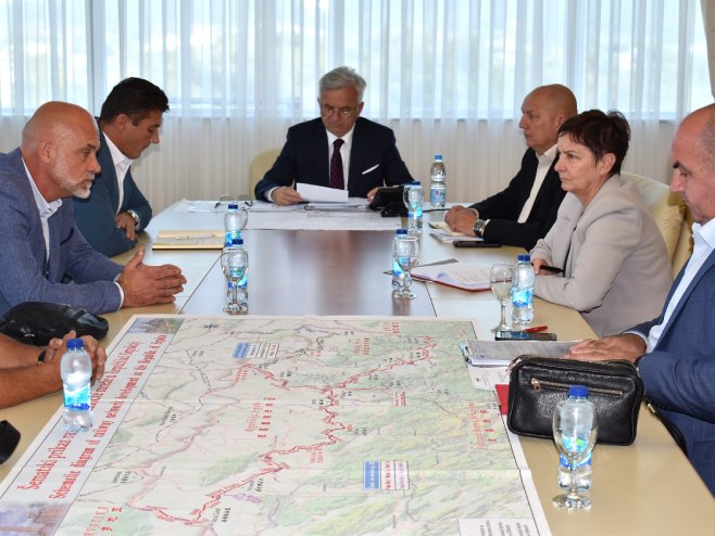 Čubrilović sa delegacijom Konfederacijom sindikata Čubrilović sa delegacijom Konfederacijom sindikata - Foto: RTRS
