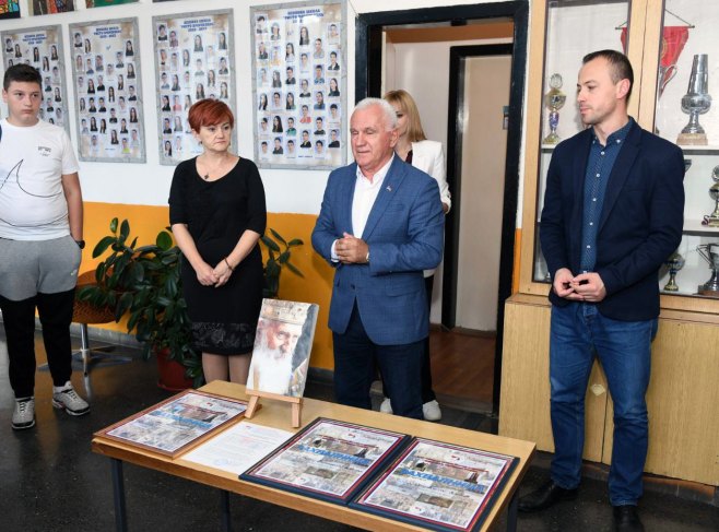 Nevesinje - Zahvalnice Osnovnoj školi "Risto Proroković" Nevesinje - Zahvalnice Osnovnoj školi "Risto Proroković" - Foto: SRNA