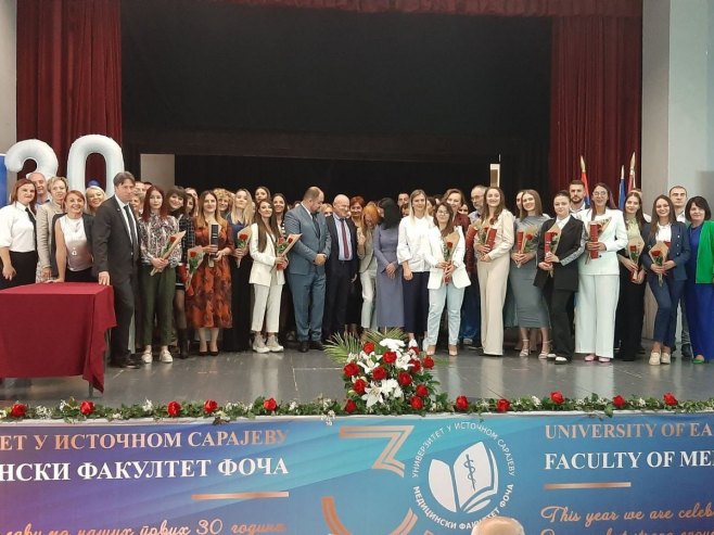 Foča - uručene diplome - Foto: SRNA