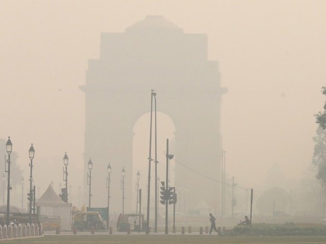 Zagađenje u Nju Delhiju (Foto: EPA-EFE/RAJAT GUPTA) - 