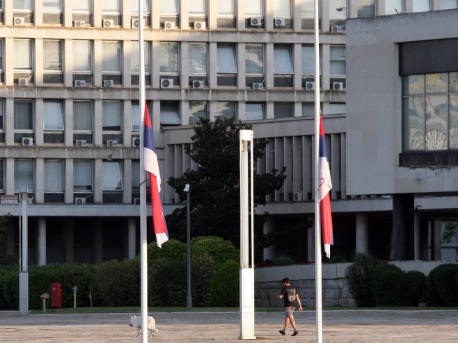 Zastava Srbije na pola koplja (Foto: Tanjug/Sava Radovanović) - 