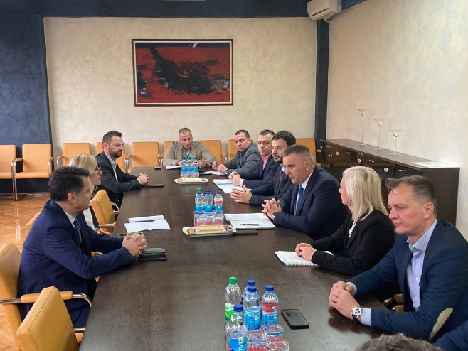Savo Minić u fabrici keksa "Mira" Savo Minić u fabrici keksa "Mira" - Foto: RTRS