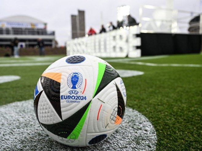 Zvanična lopta Evropskog prvenstva 2024. u Njemačkoj (Foto: EPA-EFE/FILIP SINGER) Zvanična lopta Evropskog prvenstva 2024. u Njemačkoj (Foto: EPA-EFE/FILIP SINGER) -