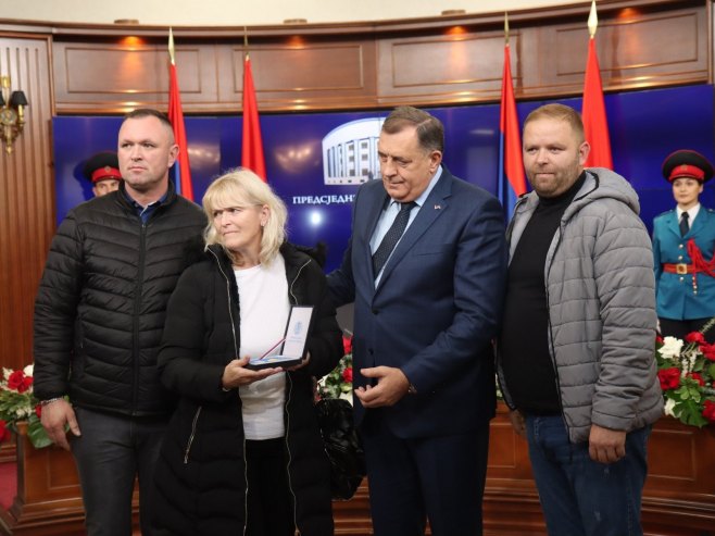 Dodik uručio odlikovanja Dodik uručio odlikovanja - Foto: predsjednikrs.rs/Borislav Zdrinja