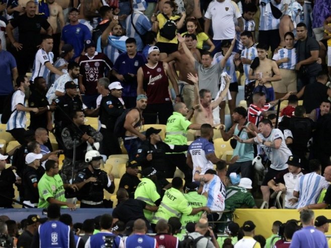 Neredi na tribinama tokom utakmice Brazil - Argentina (Foto: EPA-EFE/Antonio Lacerda) - 