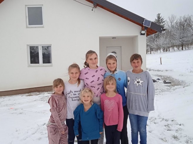 Devetočlana porodica sa Vlašića dobila struju - Foto: RTRS