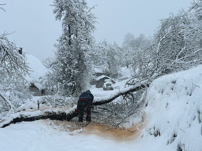 Problemi sa snježnim padavinama (Foto:  TANJUG/ BRANKO LUKIĆ) - 