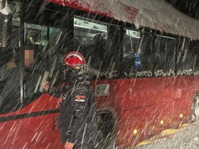 Evakuacija zavijanog autobusa (Foto: Instagram/MUP Srbije) - 