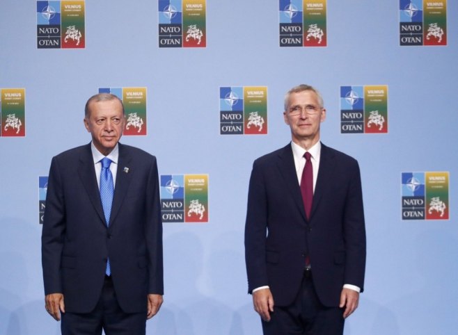Erdogan i Stoltenberg (Foto:  EPA-EFE/TOMS KALNINS) - 