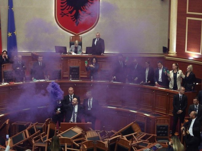 Incident u Parlamentu Albanije (Foto: EPA-EFE/MALTON DIBRA) - 
