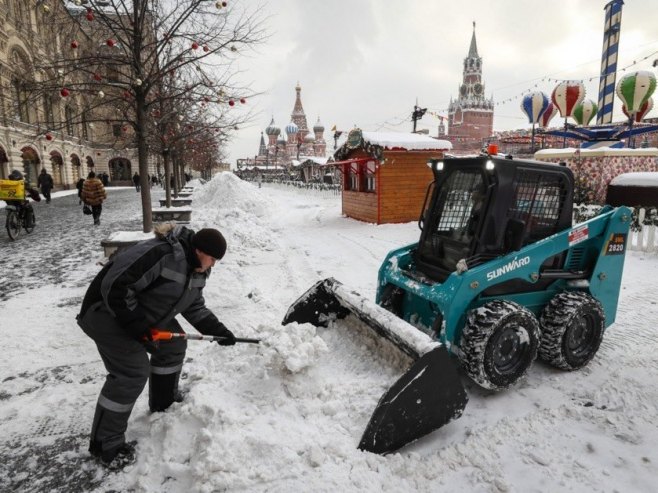 Snijeg u Moskvi (Foto: EPA/YURI KOCHETKOV) - 