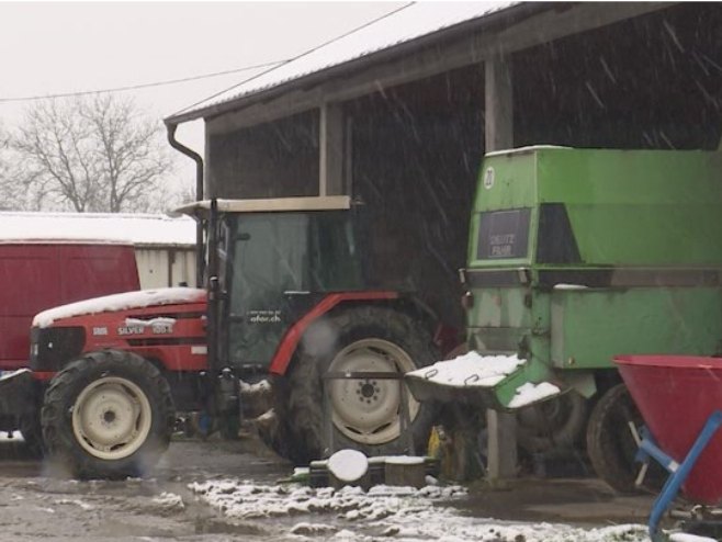 Јednokratna pomoć poljoprivrednicima u Pelagićevu - Foto: RTRS
