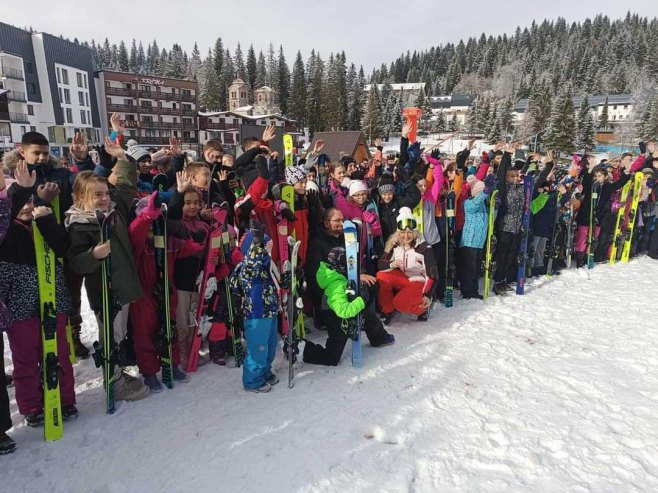 Јahorina - djeci podijeljeno 100 pari skija - Foto: SRNA