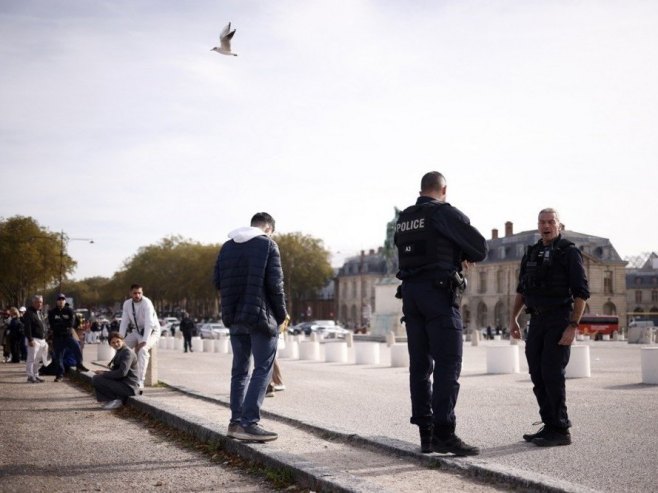 Francuski policajci (foto: EPA-EFE/YOAN VALAT) - 