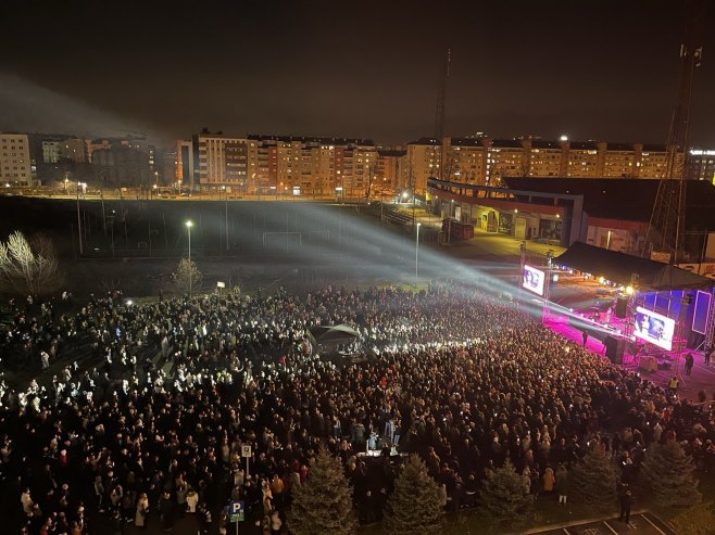 Na Trgu Republike Srpske održan humanitarni koncert " S ljubavlju hrabrim  srcima" (FOTO)