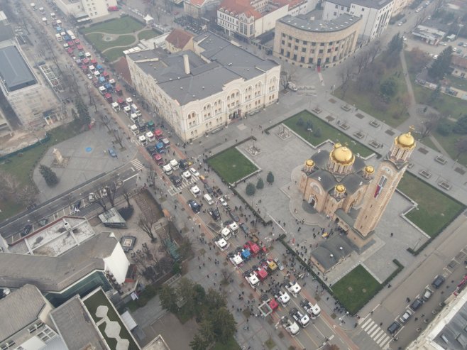 Kamioni okićeni zastavama i badnjacima na ulicama Banjaluke - Foto: ZIPAPHOTO/Borislav Zdrinja