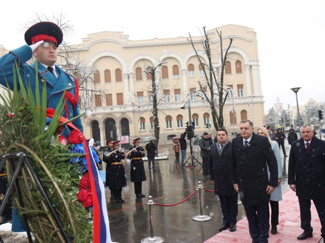 Polaganje vijenaca na spomeniku borcima NOR-a - Foto: predsjednikrs.rs/Borislav Zdrinja