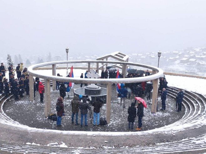 Polaganje vijenaca na Spomen kosturnici na Novom groblju - Foto: RTRS