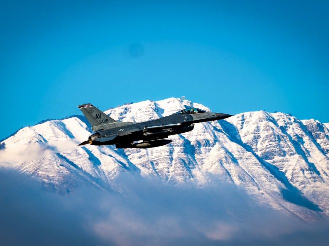 Američki avion iznad BiH (foto: twitter.com/USEmbassySJJ) Američki avion iznad BiH (foto: twitter.com/USEmbassySJJ) -
