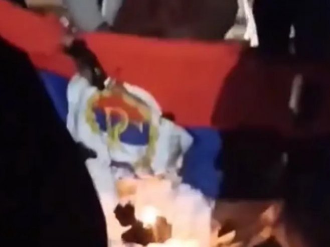 Zapaljena zastava Republike Srpske (foto: www.atvbl.rs) - 