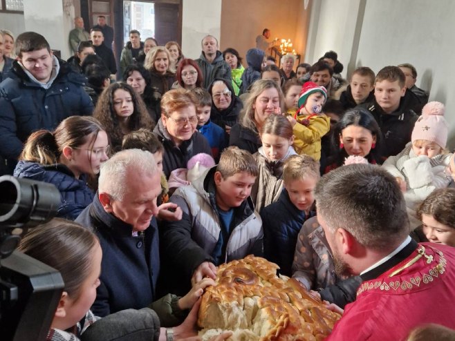 Lomljenje česnice u Glini - Foto: RTRS