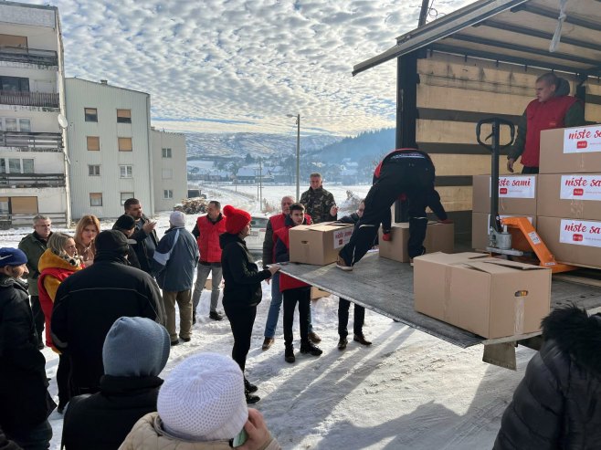 Uručena pomoć povratničkom stanovništvu Glamoča i Grahova - Foto: SRNA