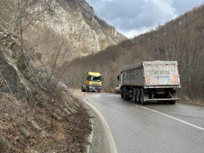 Uklonjena stijena na putu kod Foče - Foto: RTRS
