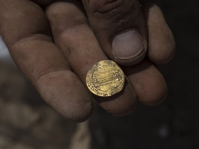 Zlatni novčić (Foto: EPA-EFE/Heidi Levine / Sipa Press / POOL / ilustracija) - 